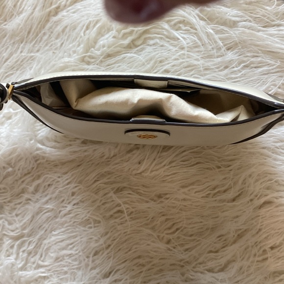 💎NWT💎 Tory Burch Robinson Spazzolato Crescent Shoulder Bag, Shea Butter - Picture 9 of 15